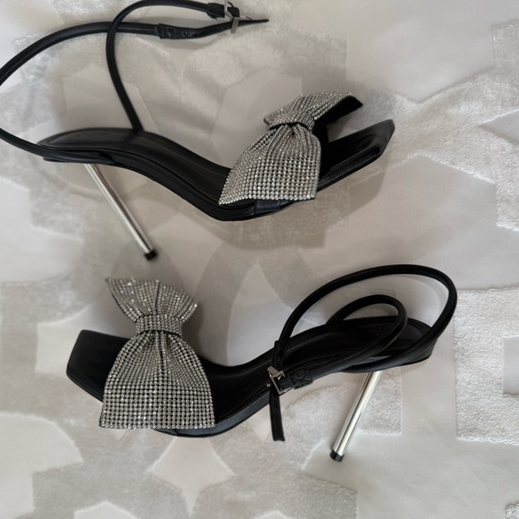 Elegant Black and Silver Women's Heels - Picture 4 of 5